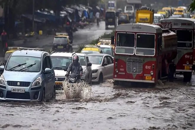 PTI : Rains affectd normal life in Mumbai |